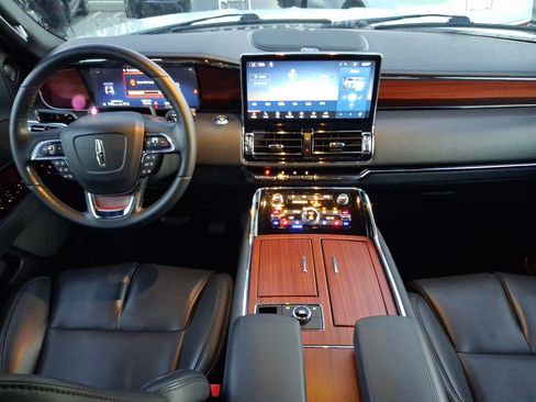 Certified 2024 Lincoln Navigator Premiere AWD/4WD image 9
