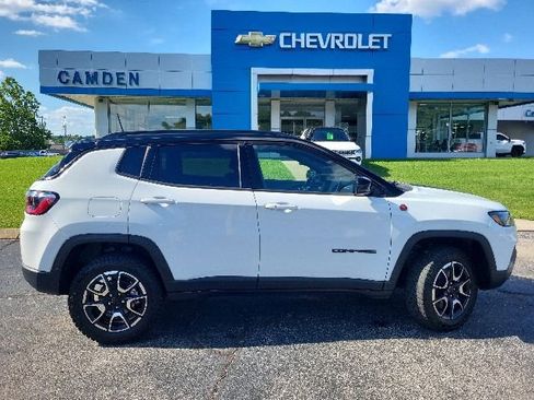 Used 2025 Jeep Compass Trailhawk AWD/4WD image 19