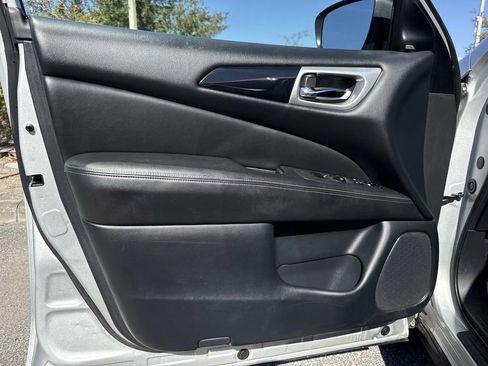 Used 2019 Nissan Pathfinder SV image 24
