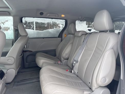 Used 2013 Toyota Sienna XLE image 18