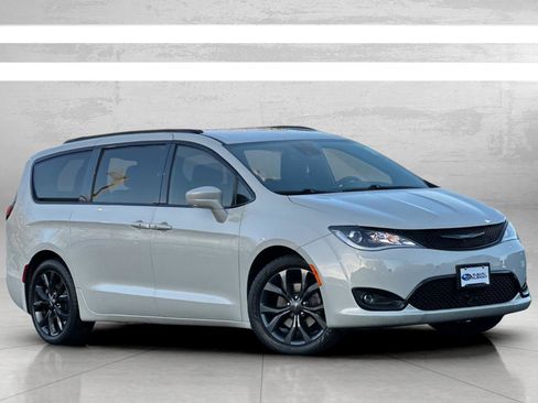 Used 2020 Chrysler Pacifica Touring-L Plus image 2