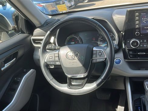 Used 2020 Toyota Highlander XLE image 23