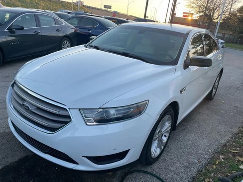 Used 2017 Ford Taurus SE image 4