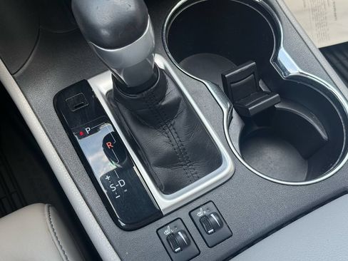 Used 2018 Toyota Highlander XLE FWD image 11