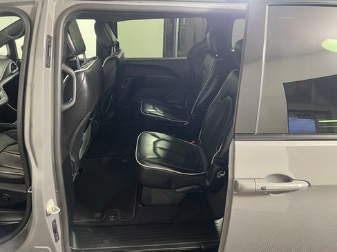Certified 2025 Chrysler Pacifica Limited FWD image 26