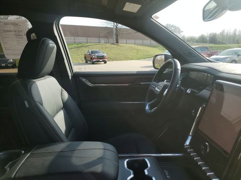 Used 2024 GMC Acadia Elevation image 34