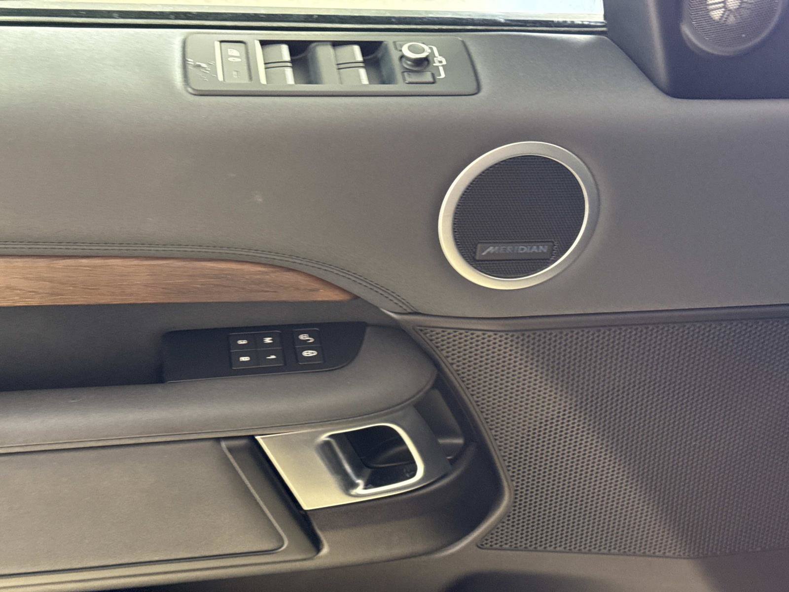 Used 2018 Land Rover Discovery HSE AWD/4WD image 17