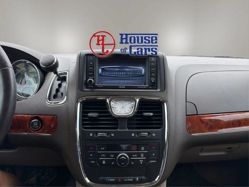 Used 2016 Chrysler Town & Country Touring-L FWD image 15
