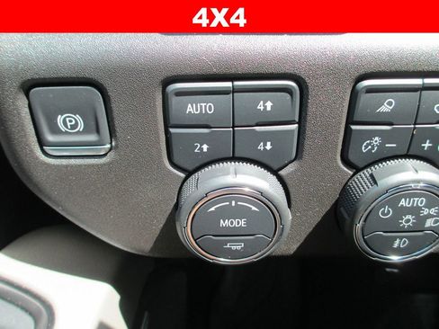 Used 2024 Chevrolet Silverado 2500 ZR2 w/ Technology Package AWD/4WD image 30
