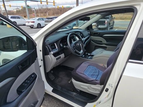 Used 2014 Toyota Highlander Plus image 7