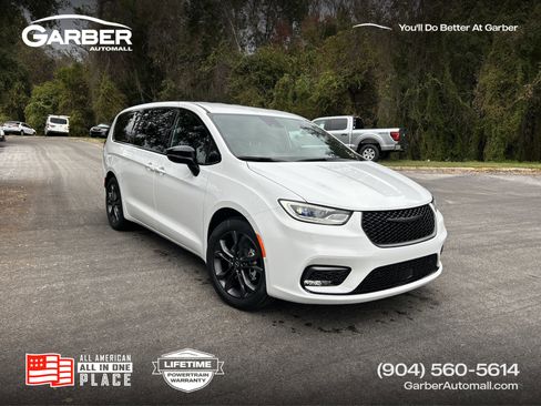 New 2026 Chrysler Pacifica Select image 1