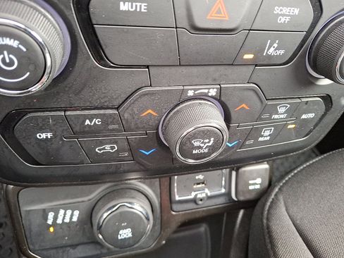 Used 2023 Jeep Renegade Latitude w/ Sun & Fun Group image 15