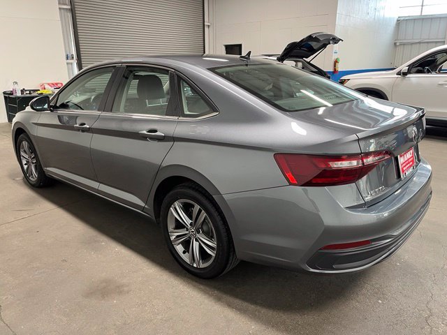 Used 2024 Volkswagen Jetta SE FWD image 5