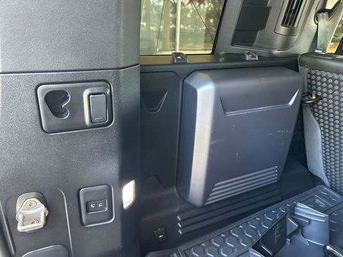 Used 2020 Land Rover Defender 110 SE image 43