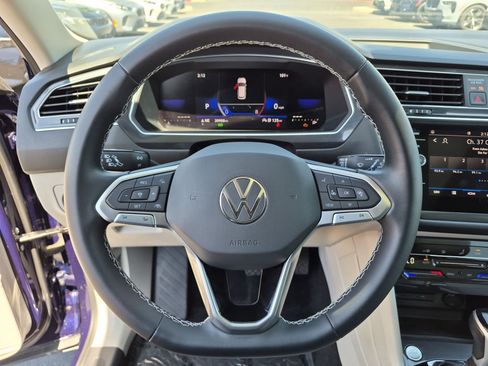 Used 2023 Volkswagen Tiguan SE w/ Panoramic Sunroof Package FWD image 18