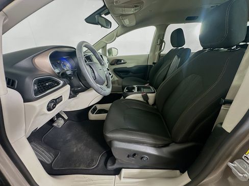 Used 2018 Chrysler Pacifica Touring Plus w/ Tire & Wheel Group FWD image 13