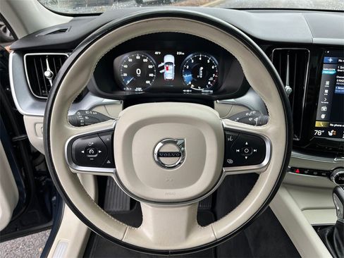 Used 2020 Volvo XC60 T5 Momentum image 15