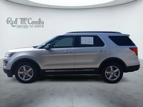 Used 2018 Ford Explorer XLT FWD image 2
