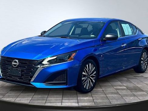 Used 2025 Nissan Altima 2.5 SV FWD image 1