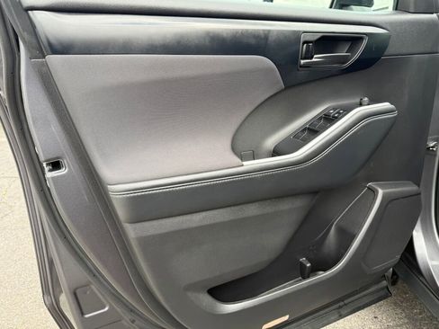 Used 2022 Toyota Highlander LE image 9
