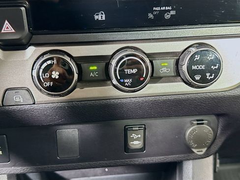 Used 2018 Toyota Tacoma SR RWD image 11