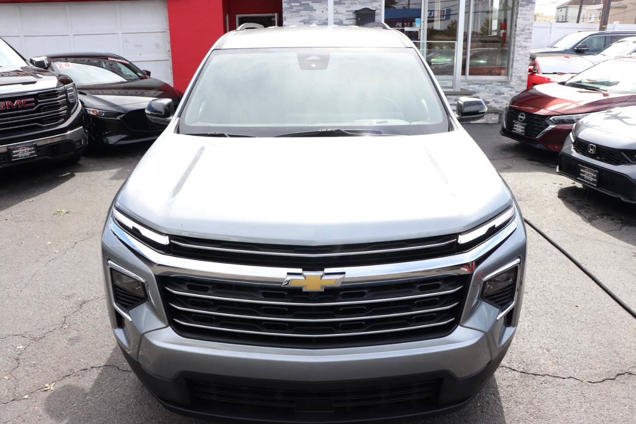 Used 2025 Chevrolet Traverse LT FWD image 9