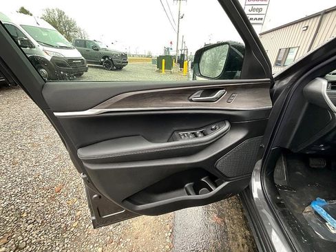 New 2025 Jeep Grand Cherokee L Limited image 11