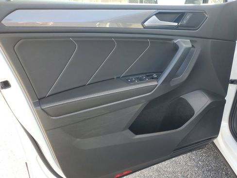 Used 2022 Volkswagen Tiguan SE image 9