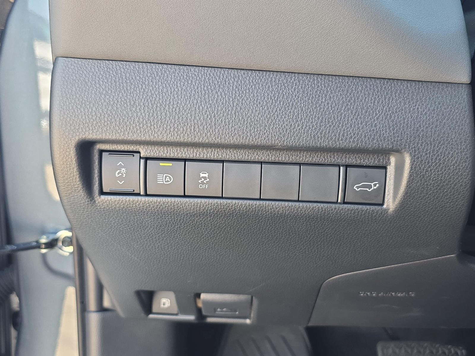 Used 2024 Toyota Venza LE AWD/4WD image 23
