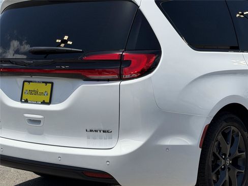 Used 2025 Chrysler Pacifica Limited FWD image 10
