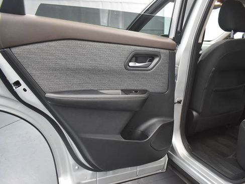 Used 2022 Nissan Rogue SV image 16