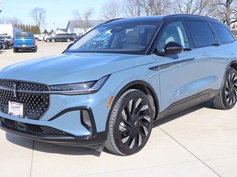 Used 2025 Lincoln Nautilus Reserve w/ Jet Appearance Package image 2