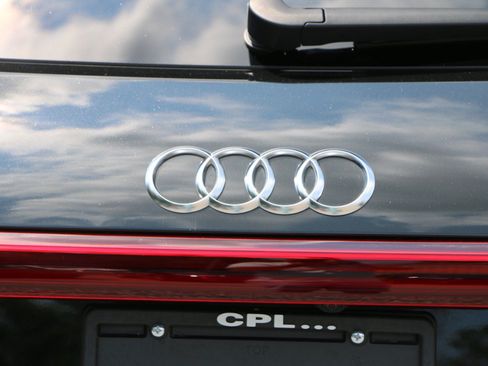 Used 2022 Audi e-tron Premium w/ Convenience Plus Package AWD/4WD image 5