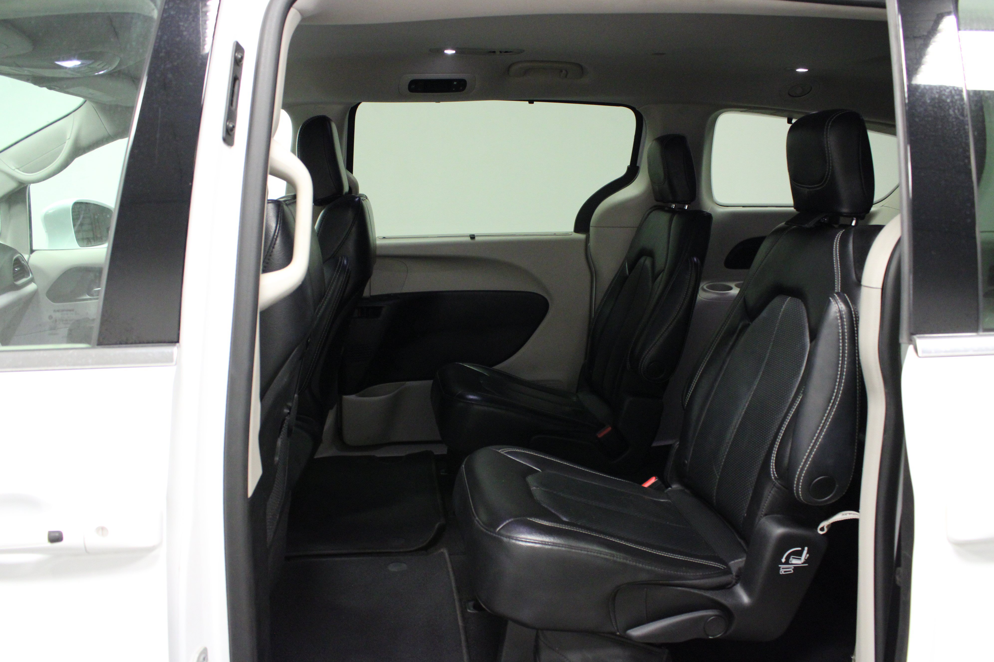 Used 2022 Chrysler Pacifica Touring-L FWD image 13