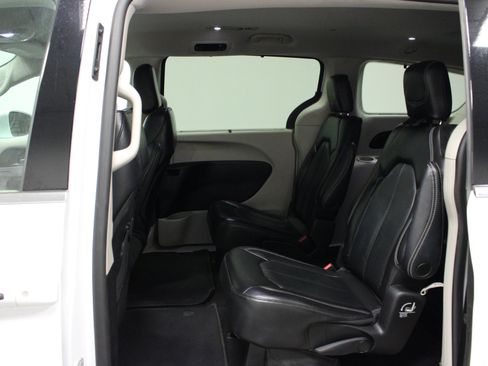 Used 2022 Chrysler Pacifica Touring-L FWD image 13