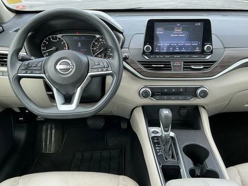 Used 2025 Nissan Altima 2.5 SV FWD image 13