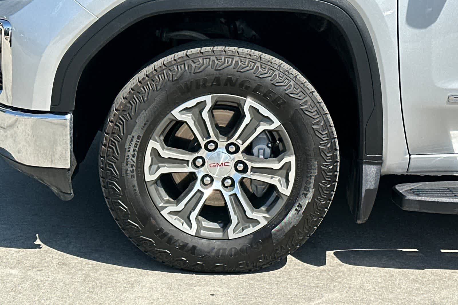 Used 2019 GMC Sierra 1500 SLT w/ Driver Alert Package I AWD/4WD image 34