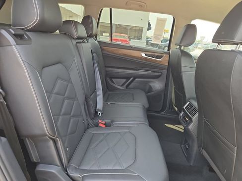 Used 2025 Volkswagen Atlas SE FWD image 29