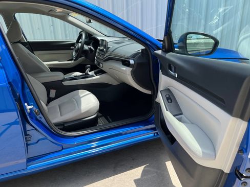 Used 2025 Nissan Altima 2.5 SV FWD image 16