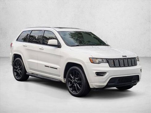 Used 2018 Jeep Grand Cherokee Altitude image 3