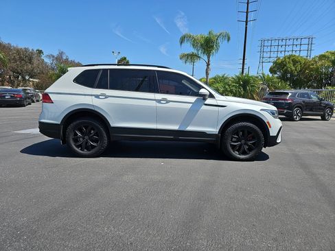 Used 2023 Volkswagen Tiguan SE w/ Panoramic Sunroof Package AWD/4WD image 4