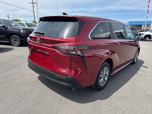 Used 2025 Toyota Sienna LE image 5