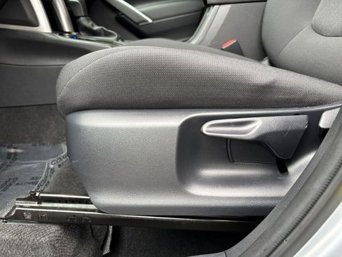 Used 2025 Toyota Corolla Cross LE image 27