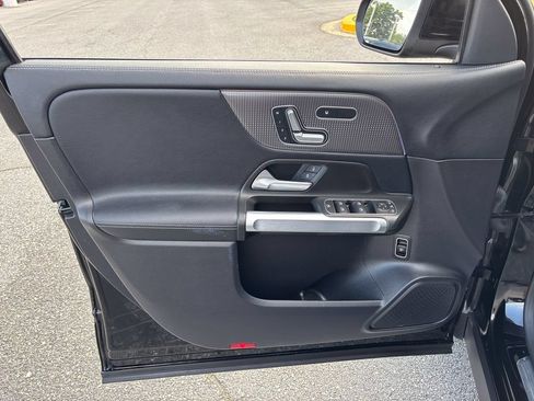 Used 2021 Mercedes-Benz GLB 250 4MATIC image 17