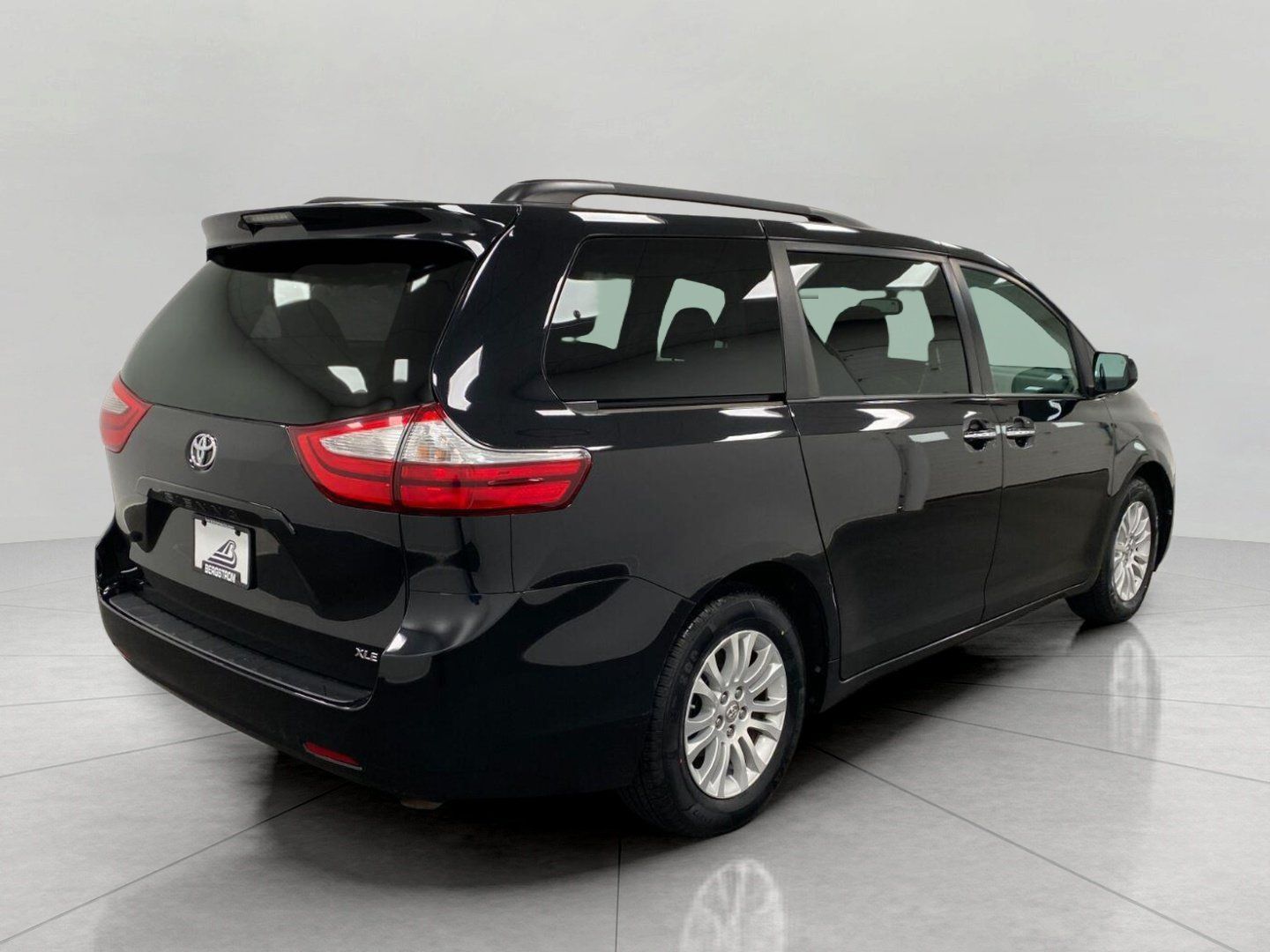 Used 2016 Toyota Sienna XLE FWD image 4