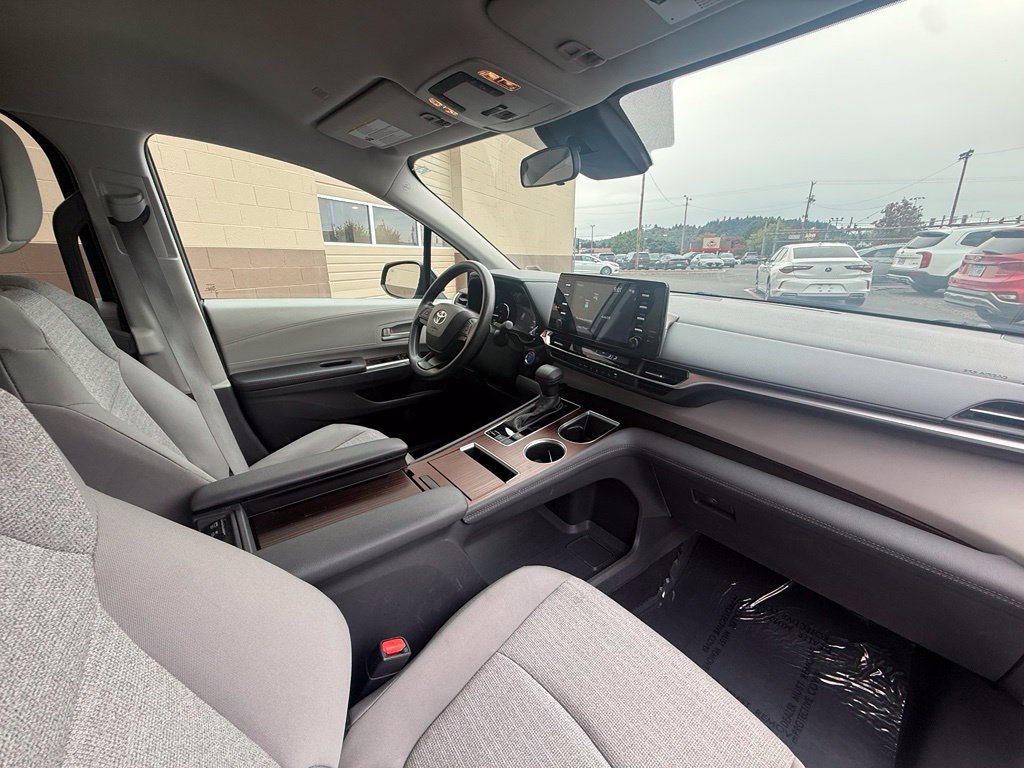 Used 2024 Toyota Sienna LE FWD image 14