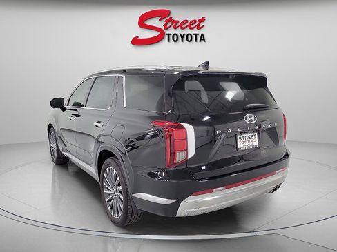 Used 2025 Hyundai Palisade Calligraphy FWD image 2