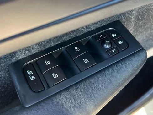 Used 2019 Volvo XC40 T5 Inscription image 13