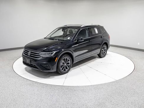 Used 2023 Volkswagen Tiguan SE w/ Panoramic Sunroof Package image 37