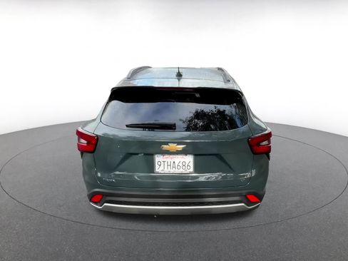 Used 2025 Chevrolet Trax LT w/ LT Convenience Package image 12